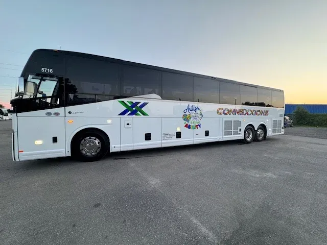 White BUS 5716 — Themed or eco-friendly buses