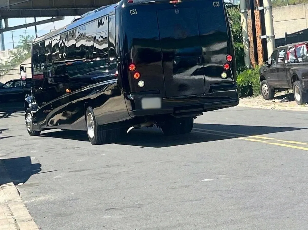 40 Passenger Motorcoach (black) – picture 3