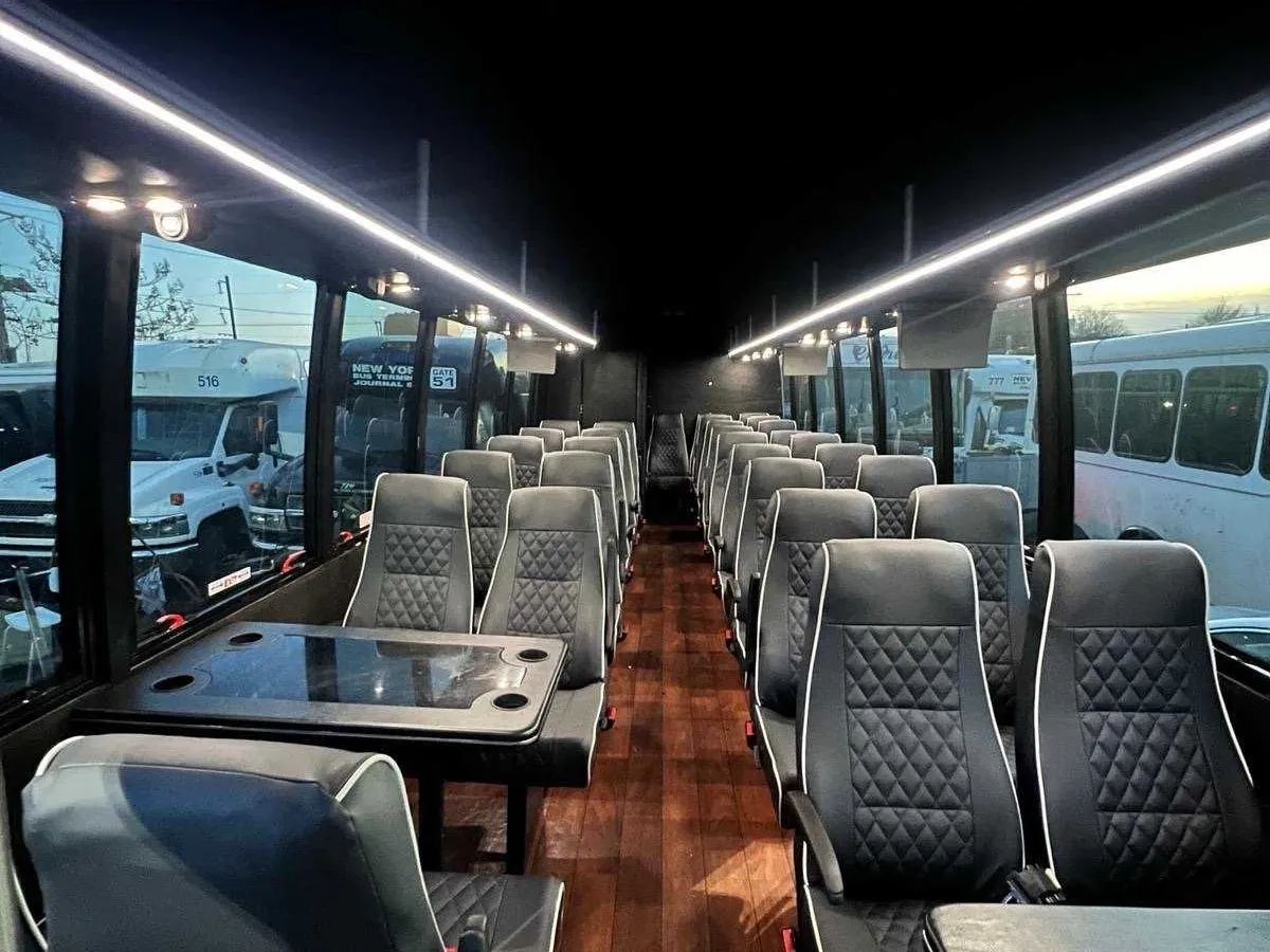 40 Passenger Motorcoach (black) – picture 2