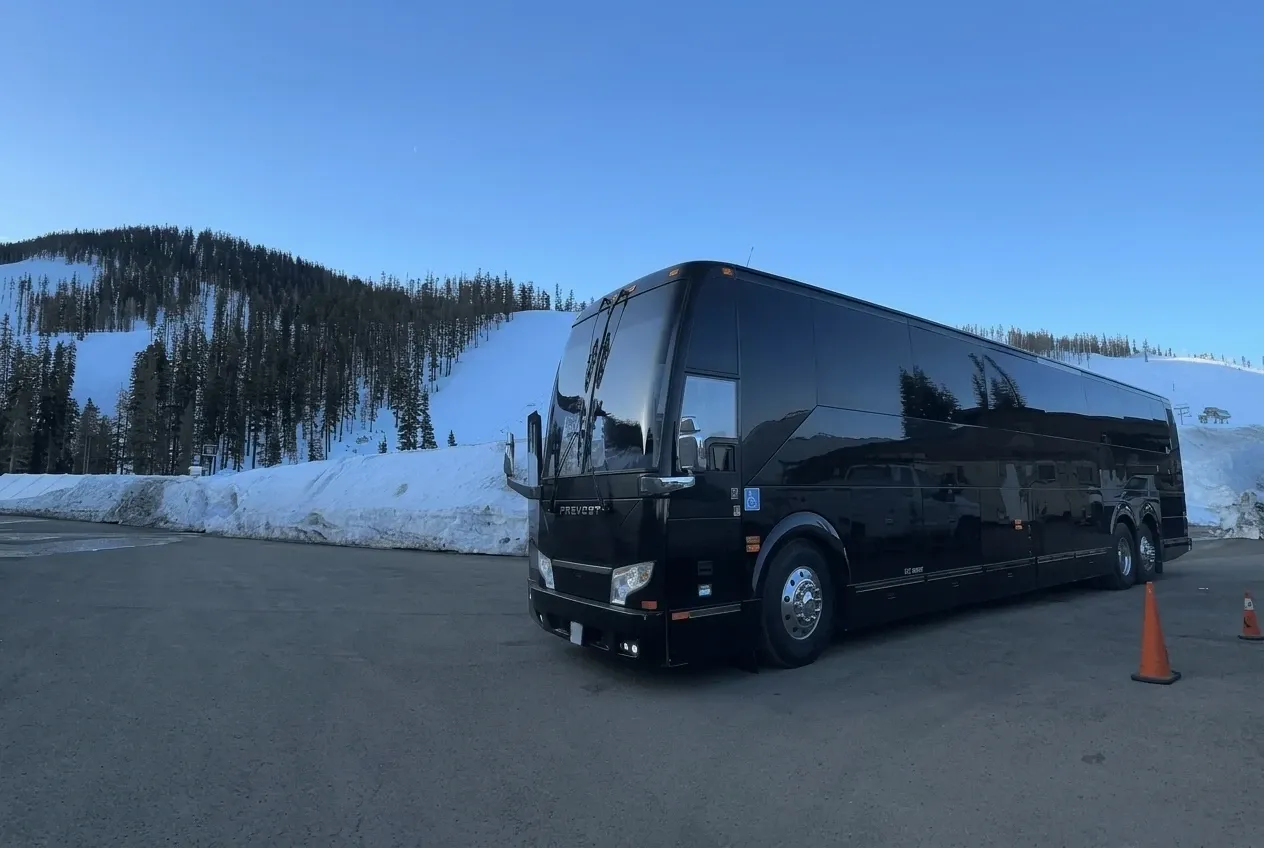 Prevost Motorcoach (black) – picture 2