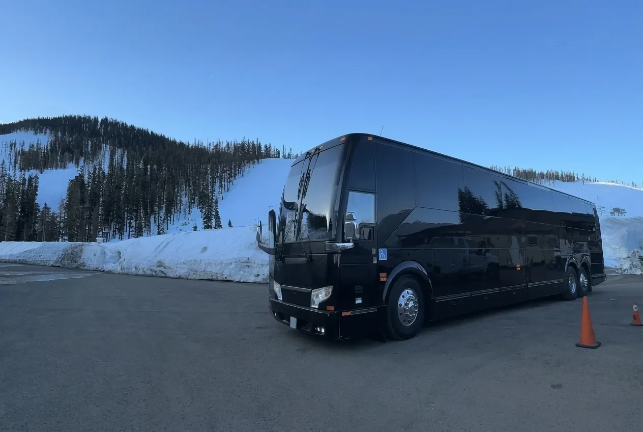 Prevost Motorcoach (black) – picture 2